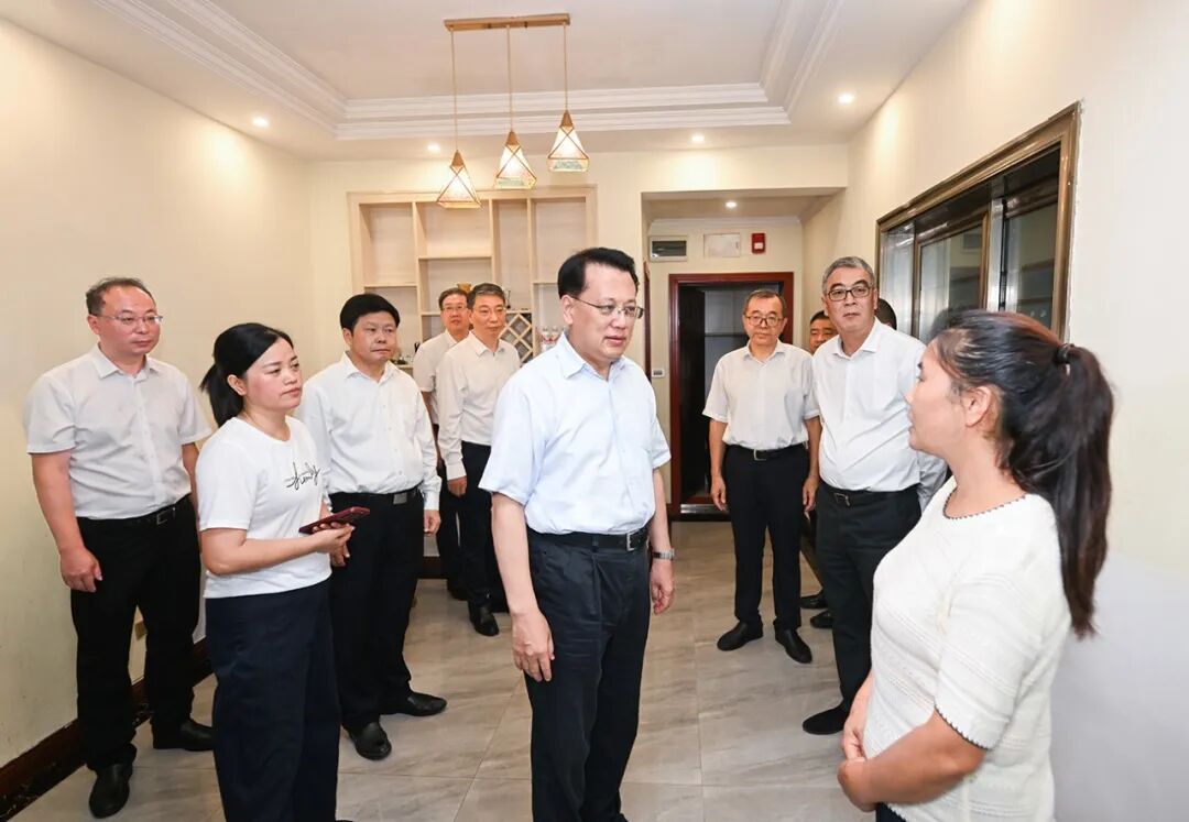 8月24日,市委书记袁家军,市委副书记、市长陈新武在武隆财富国际小区,与当地居民交流,了解基层百日攻坚行动推进情况。.png