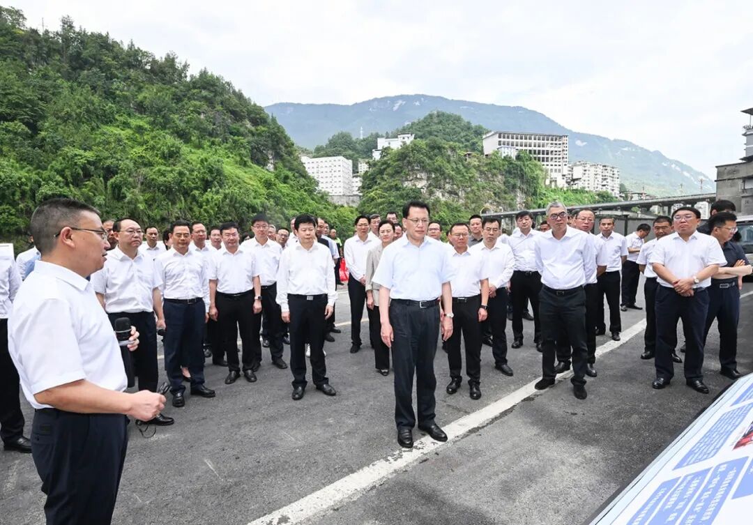 8月25日,与会人员前往彭水汉葭街道山体崩塌灾害现场观摩。.png