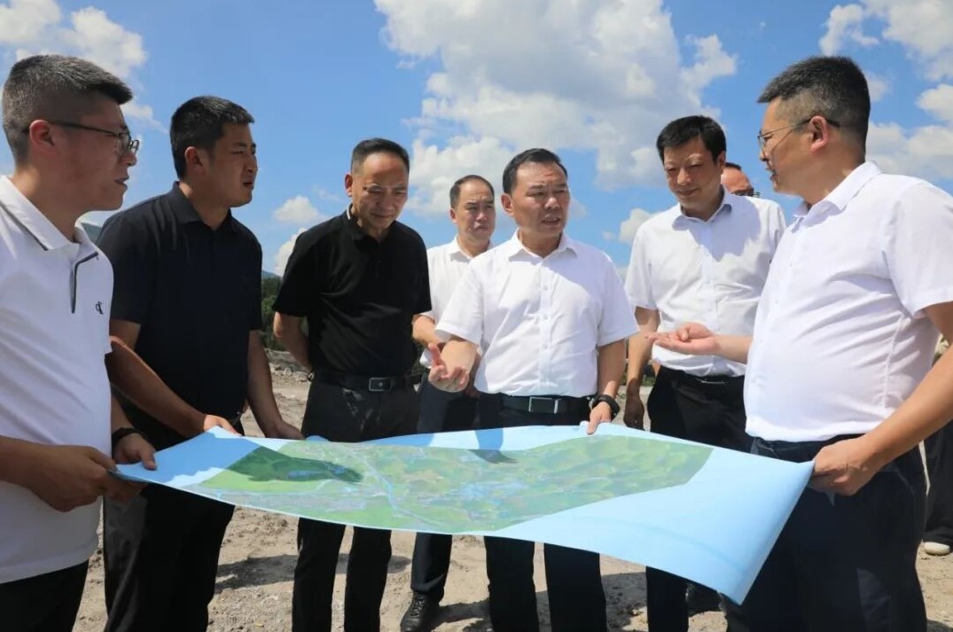 陈清松在现代物流园施工现场实地察看施工扬尘管控和固废堆积清理情况。.jpg