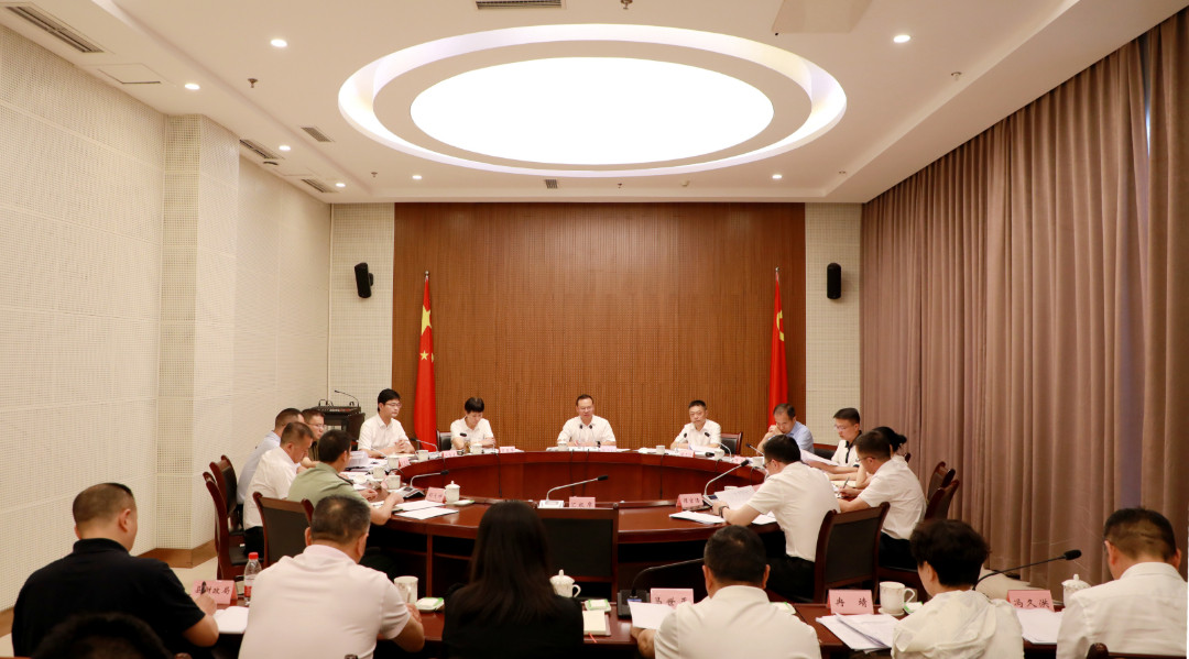 县委常委会举行会议.jpg