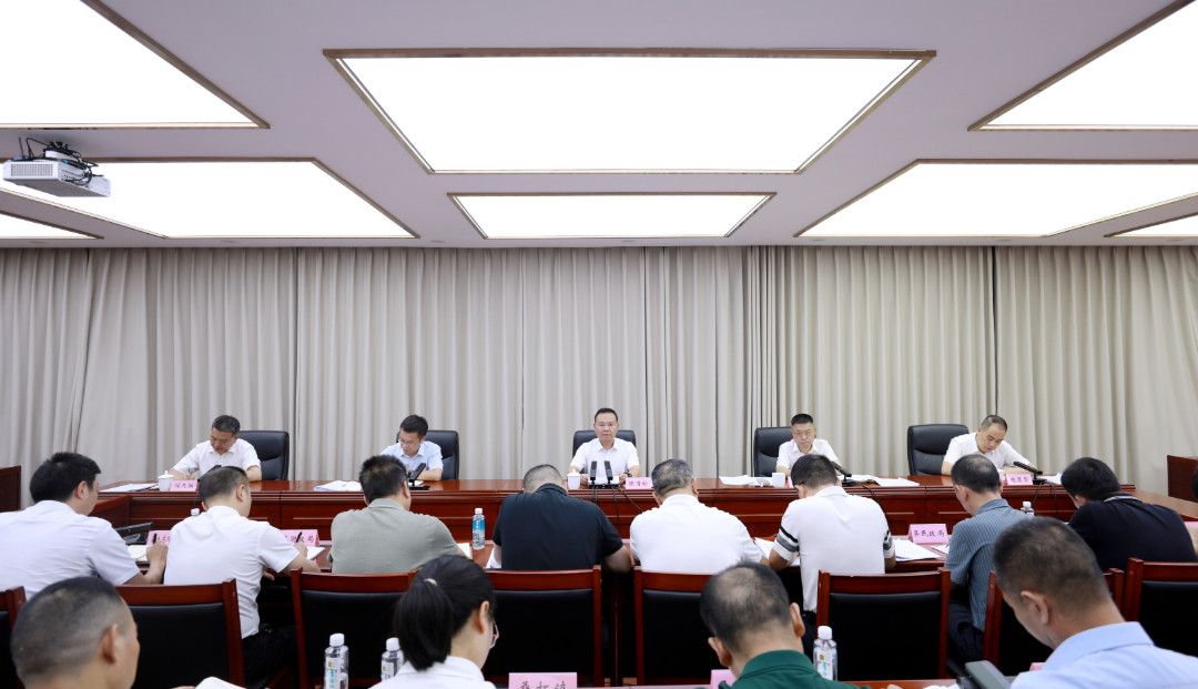 8月31日,全县溶洞垃圾等固体废物污染问题专项调查整治工作推进会议召开。.jpg