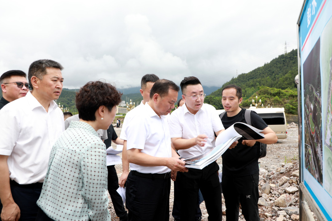 陈清松在彭水中学迁建项目,督导调研项目建设情况。.jpg
